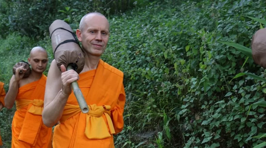 Medytacja chodząca - mnich miejski Cezariusz Platta